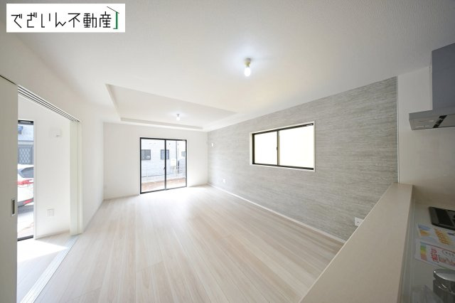 【居間・リビング】 | LIGARE久喜市鷲宮 8期　新築住宅 | 南からたっぷり差し込む陽光が、家族の団らんをあたたかく照らす。広々としたLDKは、子どもが走り回っても余裕のある安心空間です。
現地(2026年4月撮影)