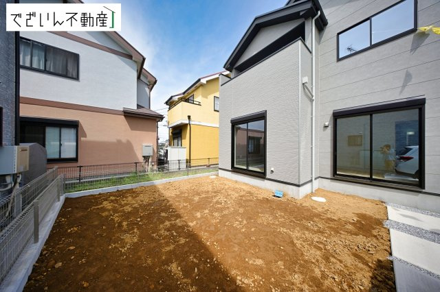 【庭】 | LIGARE久喜市鷲宮 8期　新築住宅 | 南向きの穏やかな佇まいが、家族の新しい日常を優しく包み込む。静かな街並みに、安心して子育てできる環境が整っています。
現地(2026年4月撮影)