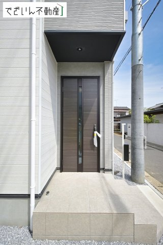 【玄関】 | LIGARE久喜市鷲宮 8期　新築住宅 | 穏やかな佇まいが、家族の新しい日常を優しく包み込む。静かな街並みに、安心して子育てできる環境が整っています。
現地(2026年4月撮影)