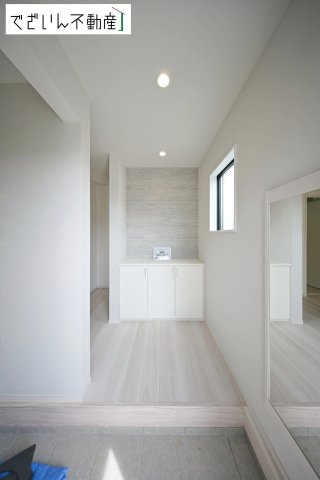 【玄関】 | LIGARE久喜市鷲宮 8期　新築住宅 | 「ただいま」と「おかえり」が自然と交わされる、明るく開放的な玄関。家族の絆が深まる場所です。
現地(2026年4月撮影)