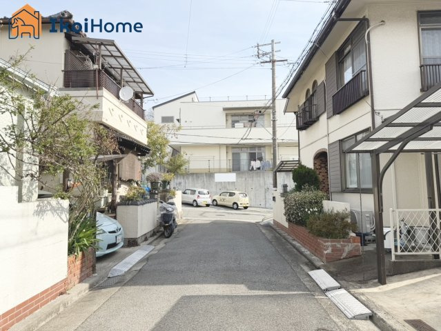 明石市朝霧北町　土地の前面道路含む現地写真|●年中無休：当日予約可●前面道路は南東側、幅員約4ｍです。坂もなく、通行料も少なく安心の住環境です。