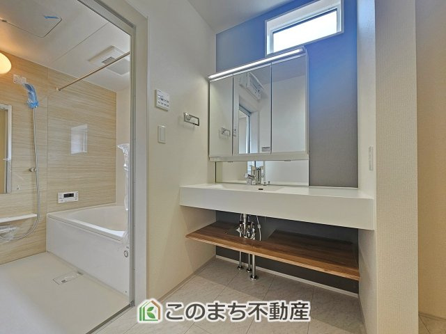 ブルーミングガーデン宇都宮市泉が丘7丁目の洗面所|同社施工物件の写真です。※建具やフローリング、その他仕様が違う場合がございます。シャンプードレッサーで朝の身支度♪伸びるホースでお掃除も簡単清潔です！
