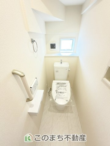 ブルーミングガーデン宇都宮市泉が丘7丁目のトイレ|小窓から換気ができて清潔なトイレスペース☆