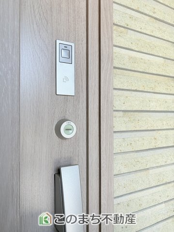 ブルーミングガーデン宇都宮市泉が丘7丁目の設備|玄関キーは上下２箇所のダブルロックキーと防犯性の高い電池錠で安全に配慮してます。