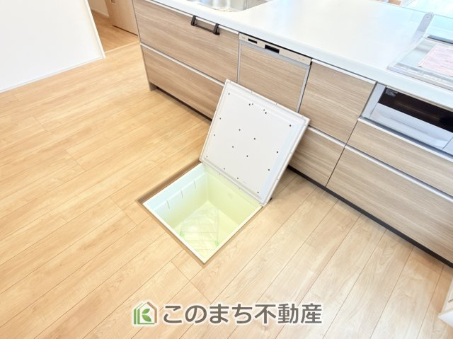 ブルーミングガーデン宇都宮市泉が丘7丁目の収納|キッチンには床下収納を備え、食品や日用品のストック収納に便利。すっきり片付く使い勝手の良い設備です。
