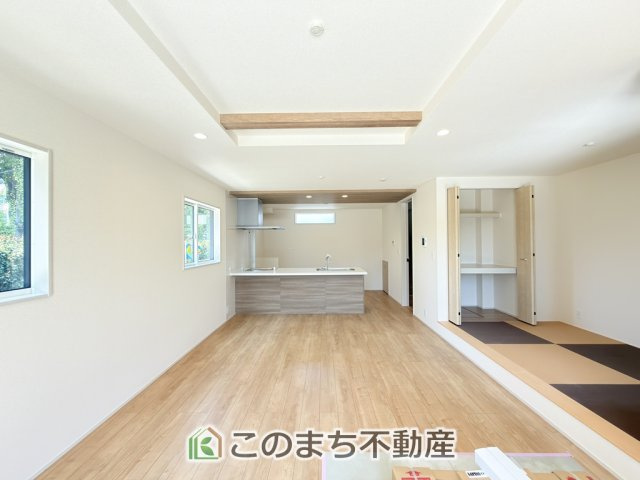 ブルーミングガーデン宇都宮市泉が丘7丁目の居間・リビング|開放感のある広々としたリビング☆家族みんなでゆったりくつろげます♪
南側から暖かな日差しが差し込みます♪キッチンからリビングの様子がよく見渡せます☆