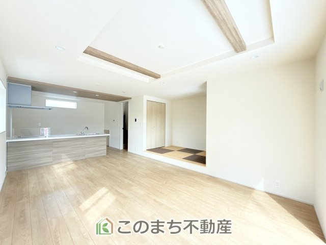 ブルーミングガーデン宇都宮市泉が丘7丁目の居間・リビング|開放感のある広々としたリビング☆家族みんなでゆったりくつろげます♪
南側から暖かな日差しが差し込みます♪キッチンからリビングの様子がよく見渡せます☆