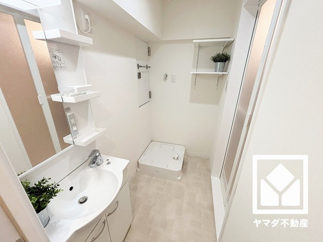 鳴尾小松住宅A棟の独立洗面台|室内洗濯機置場がございますので、天候に左右されず洗濯していただけます。上部に棚があるので消耗品などをスッキリ置けるのも嬉しいポイント。