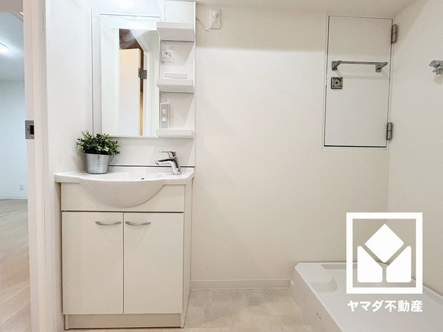 鳴尾小松住宅A棟の独立洗面台|収納付きでスッキリお使い頂ける洗面台です。洗面ボウルが広めなので、忙しい朝でも身支度がしやすく時短になります。