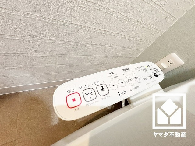 鳴尾小松住宅A棟の設備|温水洗浄便座付きで、季節を問わずいつでも温かい便座をお使いいただけます。