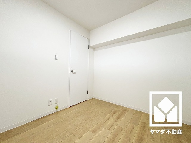 鳴尾小松住宅A棟の洋室|約4.5帖の洋室です。お子様のお部屋などにも丁度良い広さです。