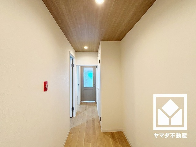 鳴尾小松住宅A棟の玄関|シンプルで洗練された玄関スペース。帰るたびにホッとできる、心地よい住まいの入り口。