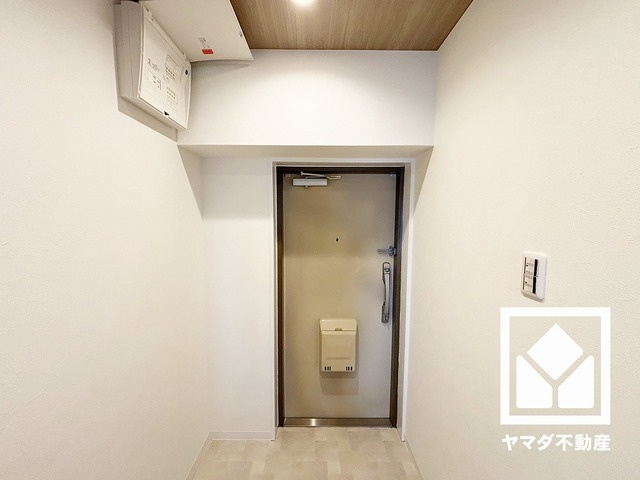 鳴尾小松住宅A棟の玄関|白を基調とした明るい玄関で、毎日を爽やかにスタート。清潔感あふれる空間が、訪れる人々を温かく迎えます。