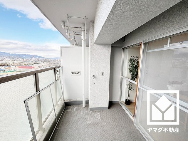 鳴尾小松住宅A棟のバルコニー|バルコニーは奥行きがあり広々としているため、お洗濯物をたっぷりと干す事ができます。
