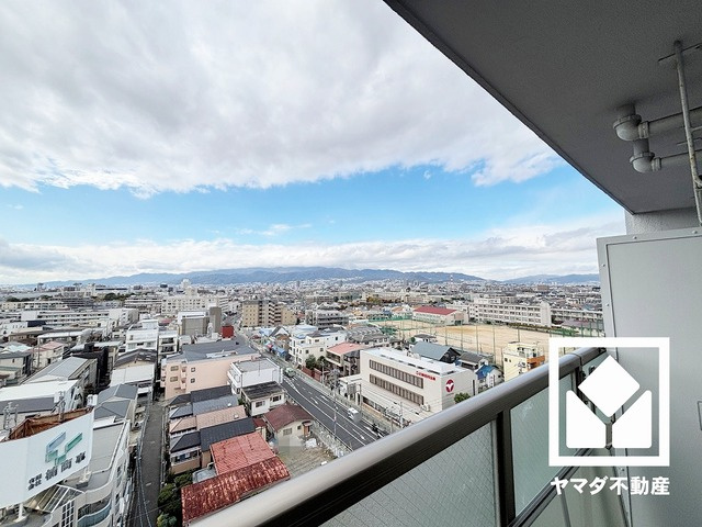 鳴尾小松住宅A棟の展望|12階建て11階部分で前面に視界を遮る高い建物がなく、開放的な景色が広がります。