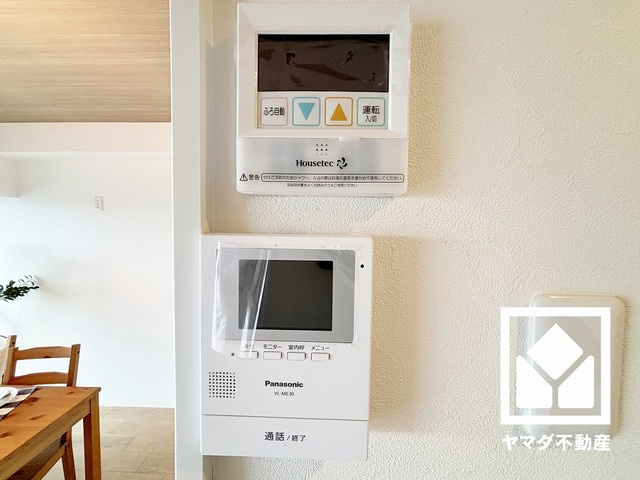 鳴尾小松住宅A棟の防犯設備|突然の来訪時でも安心なモニター付きインターホンを完備。お留守番中のお子様でも簡単に来訪者の確認ができます。