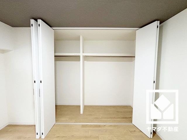 鳴尾小松住宅A棟の収納|新たに家具を買わなくても良いので、ハンガーパイプ付きのクローゼットは嬉しいですね。