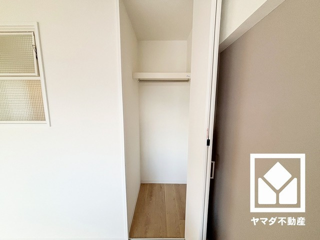 鳴尾小松住宅A棟の収納|リビングにも収納があり、住空間を広々お使いいただけます。
