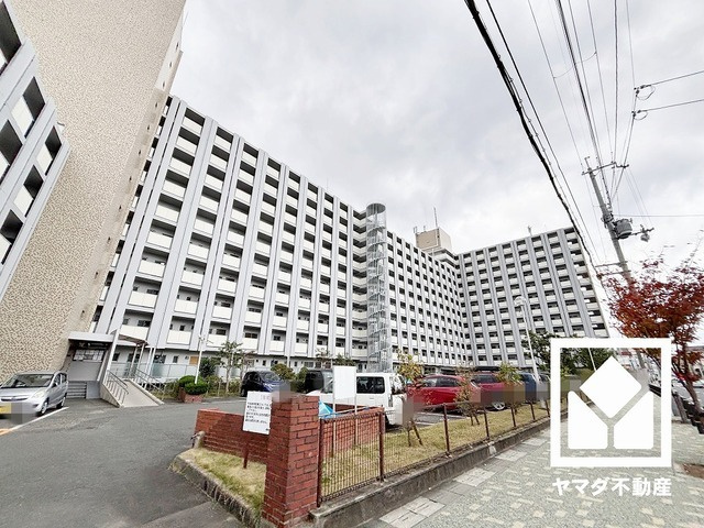 鳴尾小松住宅A棟の外観|阪神電鉄本線「鳴尾・武庫川女子大前」駅まで徒歩約9分、阪神電鉄武庫川線「武庫川」駅まで徒歩約11分、JR東海道本線「甲子園口」駅まで徒歩約26分の立地。