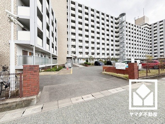 鳴尾小松住宅A棟の外観|3沿線利用可能で、毎日の通勤・通学だけでなく、休日のお出かけまで利便性に優れています。