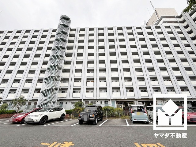 鳴尾小松住宅A棟の外観|「業務スーパー西宮鳴尾店」まで徒歩3分、「サンディ北鳴尾店」まで徒歩4分など、お買い物施設が徒歩5分圏内に複数あり便利な住環境です。