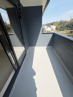 【バルコニー】 | 東広島市高屋町高屋堀（全2区画）2号棟 | 日当たりの良いバルコニー。手すり壁を高めに設定しており、プライバシーに配慮されています。窓からは周辺の豊かな緑を望むことができ、心地よい開放感を感じられるスペースです。