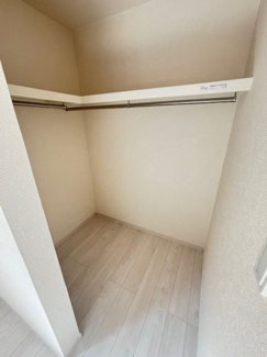 【収納】 | 東広島市高屋町高屋堀（全2区画）2号棟 | 枕棚とハンガーパイプを設置した機能的なウオークインクローゼット。衣類を掛けたまま管理できるため、日々の家事効率を高めます。扉付きですっきりと隠せるため、室内を生活感なく保つことが可能です。