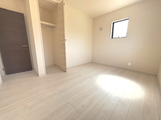 【洋室】 | 東広島市高屋町高屋堀（全2区画）2号棟 | 白を基調とした明るい洋室。4.5帖のコンパクトな空間ながら、扉付きのクローゼットを完備。お子様部屋やリモートワーク用の書斎など、多目的に活用できる機能的な設計です。
