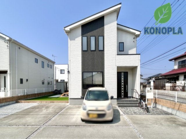 【中古戸建】太田市由良町の外観|■外観｜広々とした駐車スペースで楽々駐車可能！お買い物後もスムーズにお荷物を運べます♪