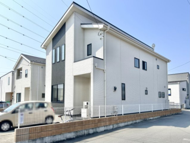 【中古戸建】太田市由良町の外観|■外観｜光をやさしく反射する外壁により、日中はより開放的で爽やかな印象となり、住まい全体を明るく見せてくれます♪