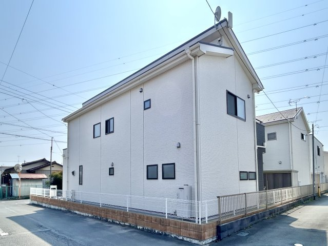 【中古戸建】太田市由良町の外観|■外観｜住宅街の中でも圧迫感が少なく、のびのびとした暮らしが叶う立地となっています。