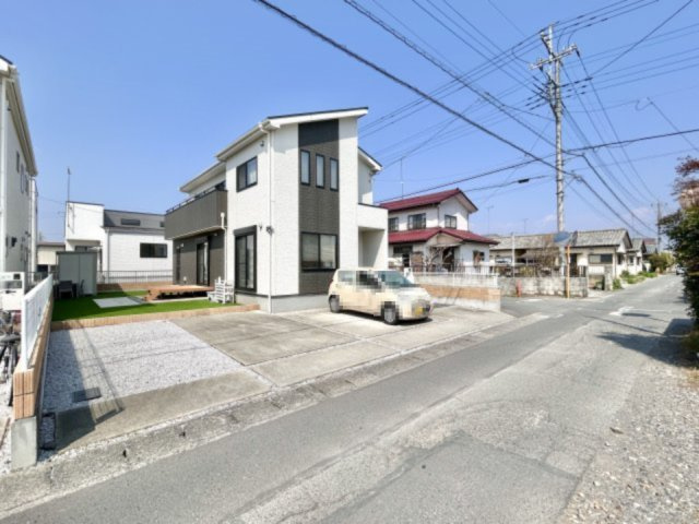 【中古戸建】太田市由良町の外観|■外観｜雑草が生えにくいお庭♪道路から離れたお庭なので小さいお子様と遊んでいても安心です♪