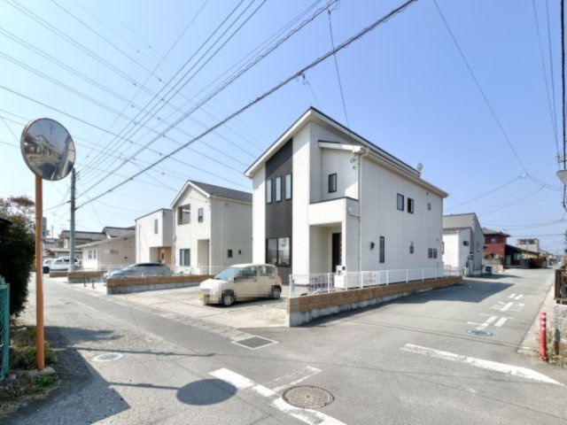 【中古戸建】太田市由良町の外観|■外観｜角地に位置しているため開放感があり、日当たりや風通しも良好で、快適な生活環境が整っています♪