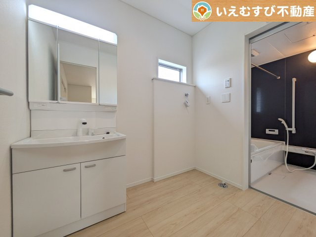 Cradle garden　大泉町寄木戸第18の独立洗面台|3面ミラーの後ろは収納スペースを完備
生活感のあるものは隠して、スッキリシンプルな洗面台に！清潔感のある空間♪