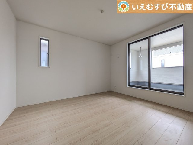 Cradle garden　大泉町寄木戸第18の洋室|シンプルで明るいお部屋
2面採光で日当り良好！シンプルなお部屋なので自分で家具を選ぶのが楽しみですね！