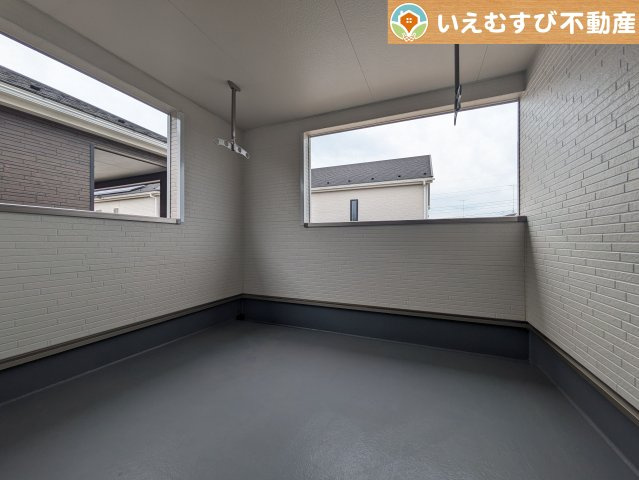 Cradle garden　大泉町寄木戸第18のバルコニー|ゆとりの広さのインナーバルコニー
急な雨でもインナーバルコニーなら安心！天気を気にせず干して外出できます♪