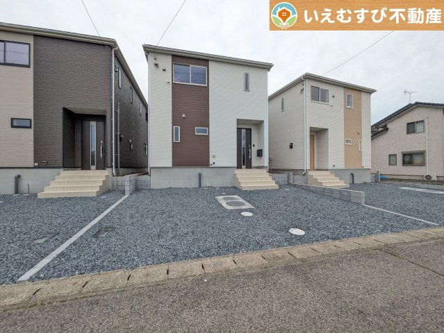 Cradle garden　大泉町寄木戸第18の駐車場|並列3台駐車可能なゆとりのカースペース
複数台車をお持ちでも、お友達が遊びに来てもゆとりの駐車スペース！