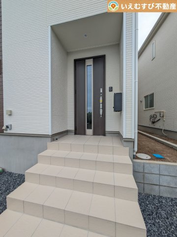 Cradle garden　大泉町寄木戸第18のエントランス|雨が防げる広々エントランス
駐車場からアクセスの良いエントランス。雨の日や荷物が多くても安心の動線♪