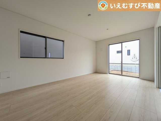 Cradle garden　大泉町寄木戸第18の居間・リビング|自然光で満たされる明るく開放感溢れるリビング
たっぷりの採光で明るい空間。家族みんなでくつろげます♪