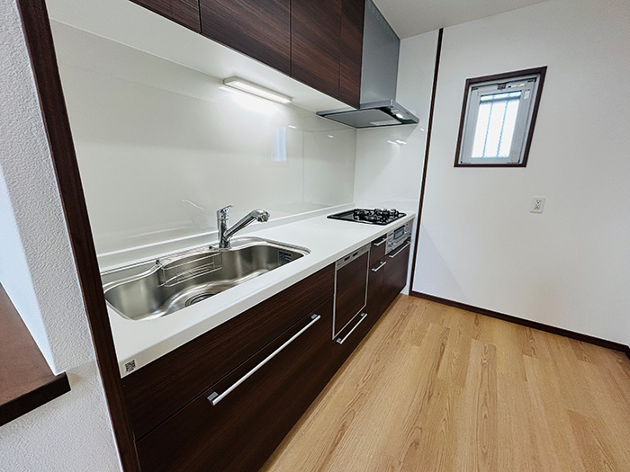 アンピール空港南のキッチン|
壁付けのワイドなキッチン♪
落ち着きながらもトレンドを感じる色調がオシャレです☆
