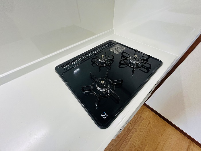 アンピール空港南のキッチン|三口コンロなので効率よく家事ができます☆