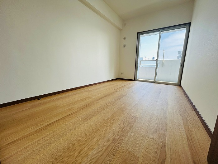 アンピール空港南の洋室|全居室フローリング＆収納付き♪
「収納の余裕は心の余裕」というお家探しの格言もあるんですよ！
