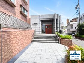 ◆ライオンズマンション矢田川橋緑地ウエスト◆ペット可物件！|住まう人と訪れる人を温かく迎える、洗練されたエントランス。向かって左サイドはゆるやかなスロープになっており、お年寄りや小さなお子様に優しいエントランスアプローチです。