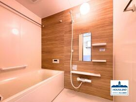 ◆ライオンズマンション矢田川橋緑地ウエスト◆ペット可物件！の浴室|白と木目調の配色が上品な落ち着きを演出する、心地よい浴室。やさしい雰囲気の空間で、ゆったりとバスタブにつかり一日の疲れを癒してください。
