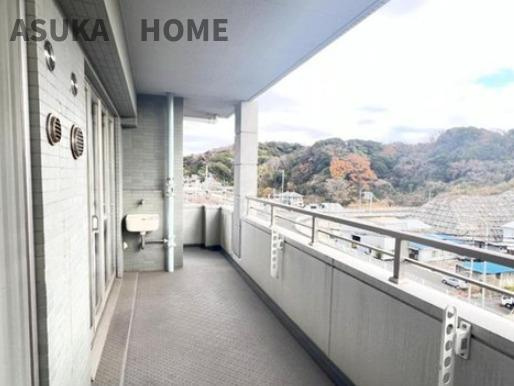リステージ本郷台プリズムガーデンのバルコニー|広くワイドなスペースになっているので、一度にたくさんの洗濯物が干せそうですね♪