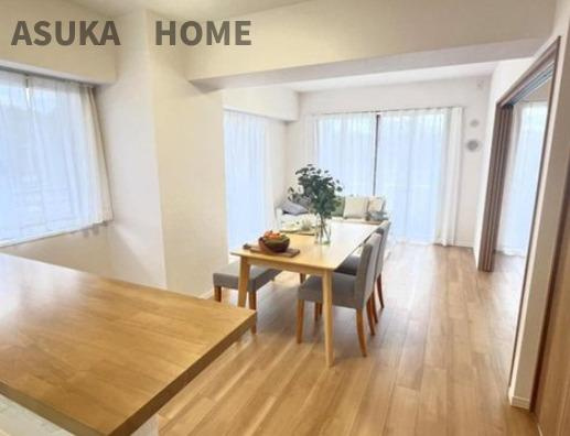 リステージ本郷台プリズムガーデンの居間・リビング|ここにはみんなが集い、食事と楽しい会話が始まる、幸せを感じさせてくれる場所ですね。