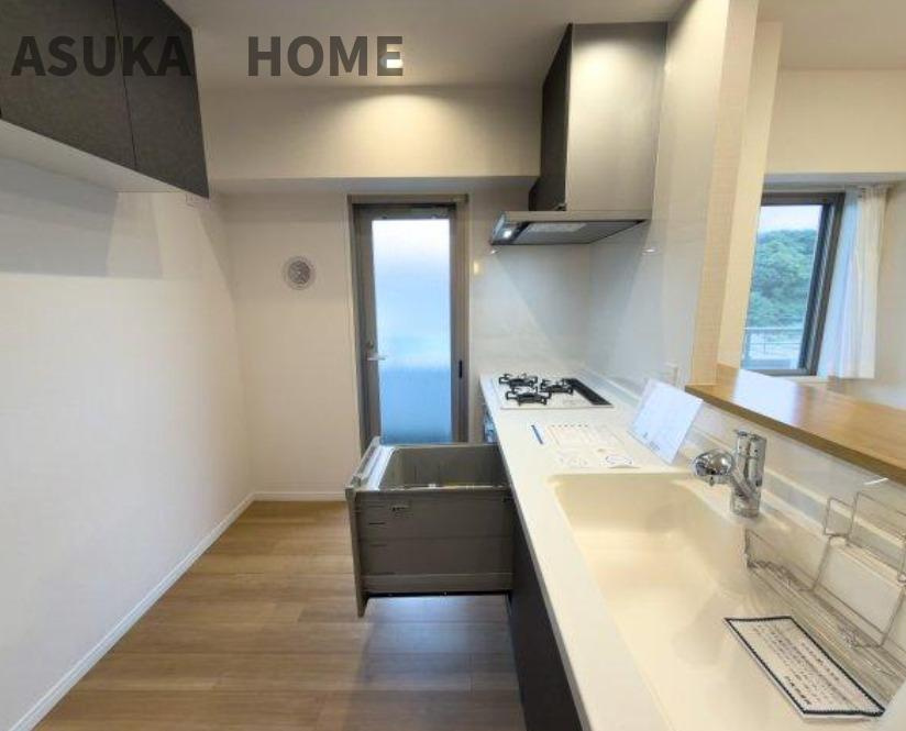 リステージ本郷台プリズムガーデンのキッチン|ご家族の温かい時間を演出するダイニングキッチンスペースです。