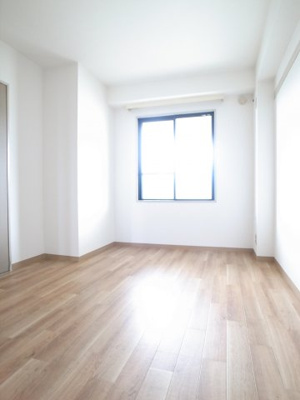 【寝室】 | フィールドハウス青葉伍番館 | ベッドルームに玄関側の洋室をご用意。
