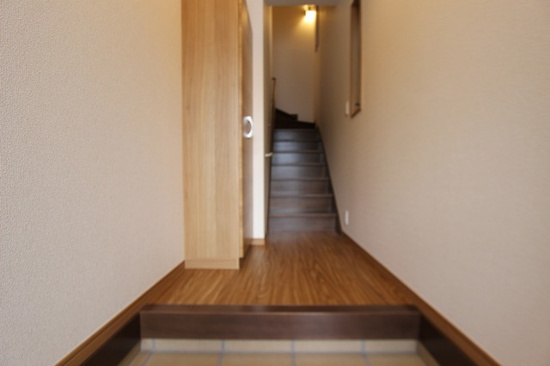 ディアコートＫⅥＳの玄関|明るい玄関です