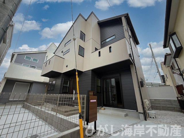 茅ヶ崎市小和田1丁目　 新築戸建 　全２棟の前面道路含む現地写真|現地外観